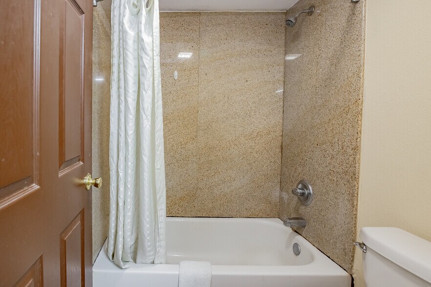 More Photos Of 3005 Houston Hwy, Victoria Hotel For Sale