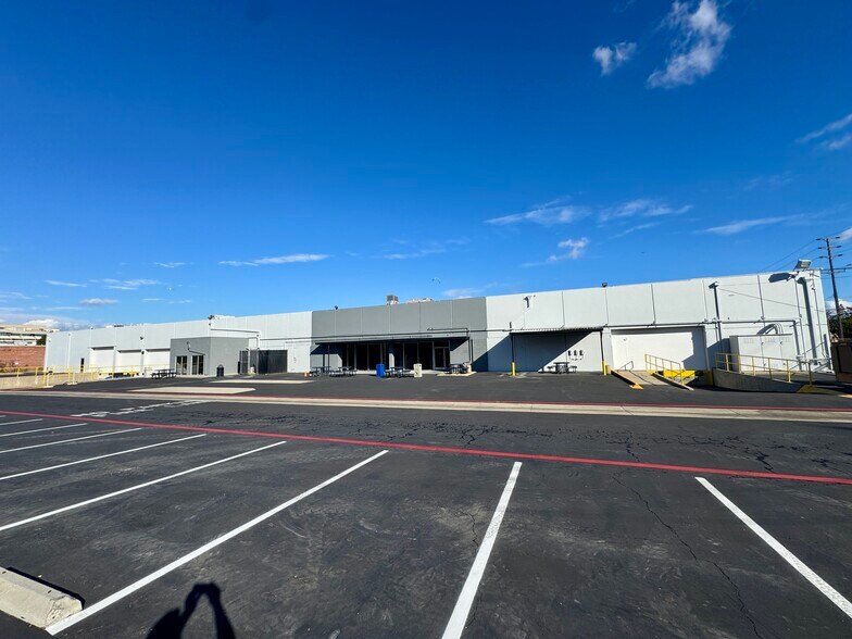 More Photos Of 1917-1921 E Mariposa Ave, El Segundo Warehouse For Lease