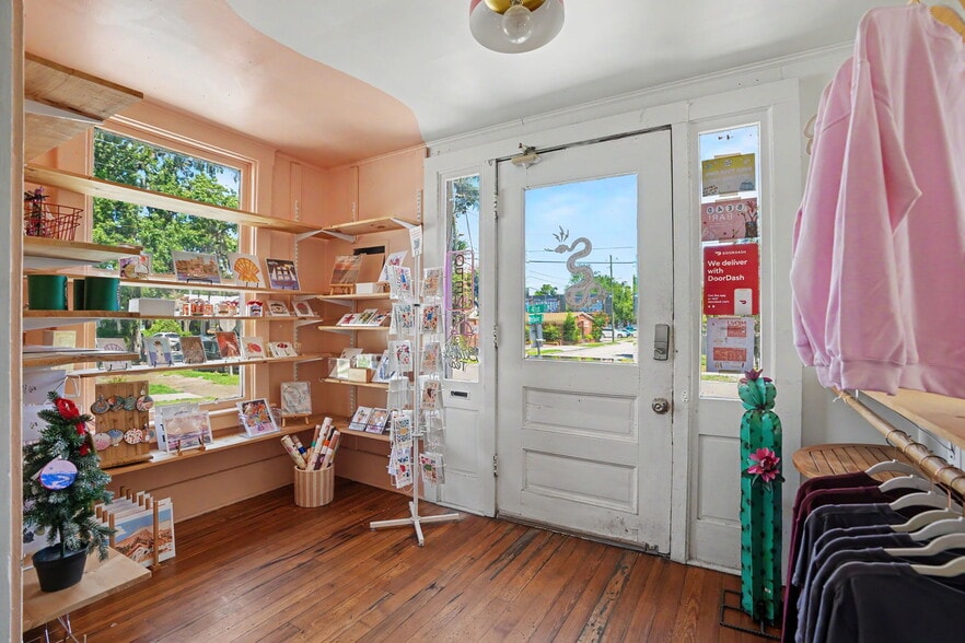 More Photos Of 17 W 41st St, Savannah Freestanding For Sale