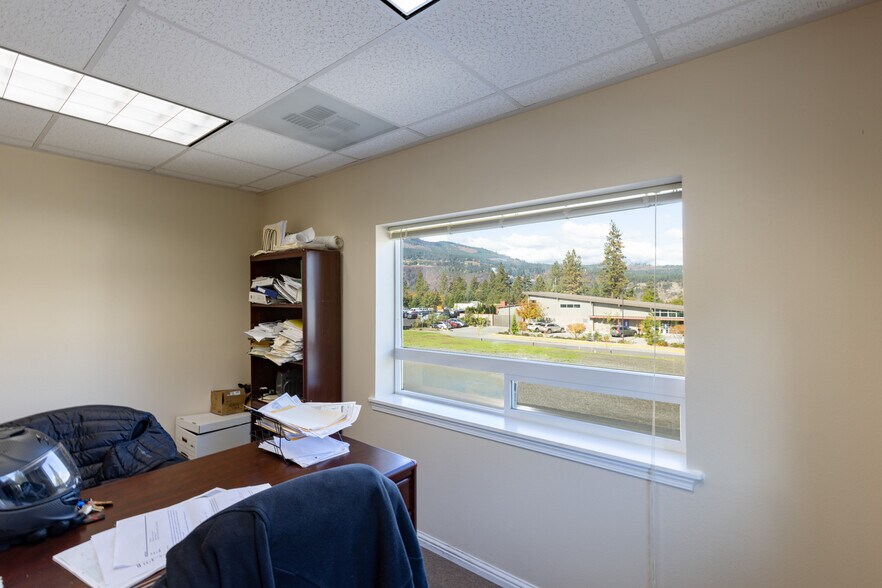 More Photos Of 200 N Wasco Ct, Hood River Warehouse For Sale