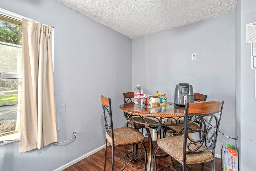 More Photos Of 16415 S Access Rd, Canyon Lake Showroom For Sale