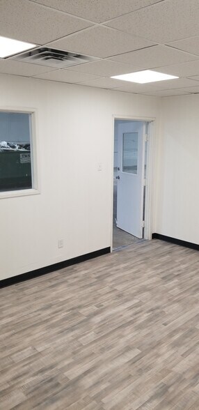 More Photos Of 10551 Goodnight Ln, Dallas Manufacturing For Lease