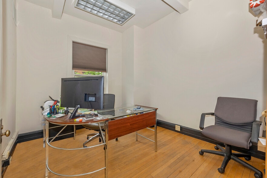 More Photos Of 5 S Market St, Frederick Storefront Retail Office For Lease