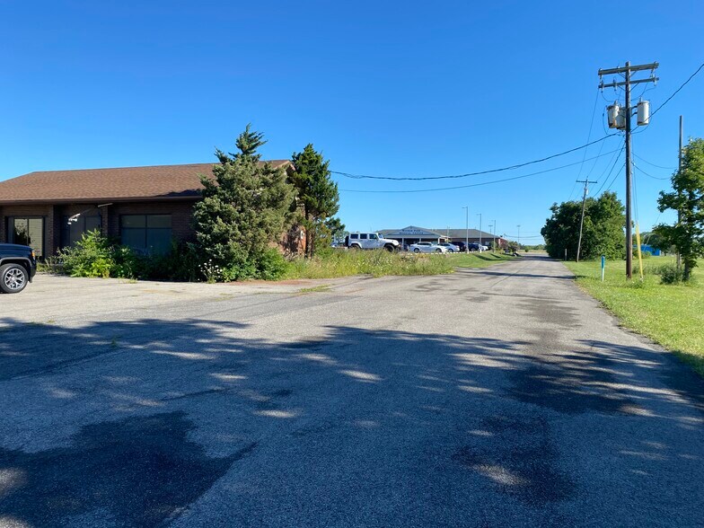 More Photos Of 3909 Witmer Rd, Niagara Falls Freestanding For Lease