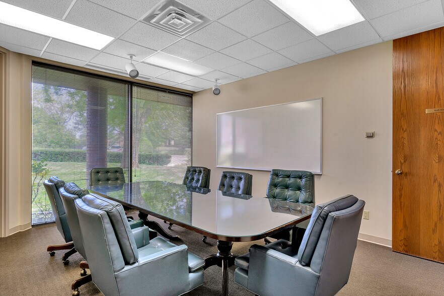 More Photos Of 400 W Houston St, Marshall Office For Sale