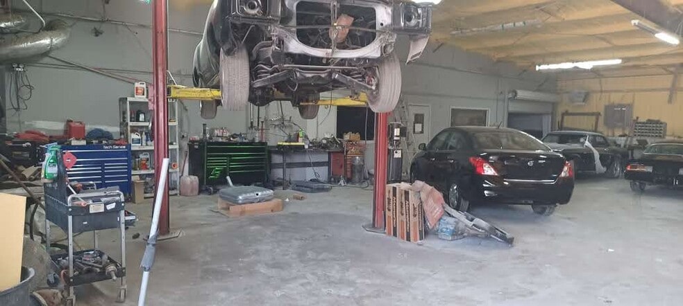 More Photos Of 3916 W Ledbetter Dr, Dallas Auto Repair For Sale