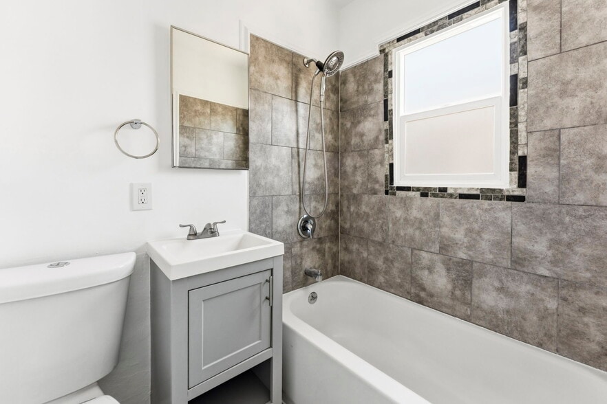 More Photos Of 1047 W 7th St, San Pedro Multifamily For Sale