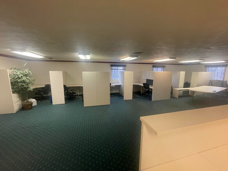 More Photos Of 630 S Green Bay Rd, Neenah Office For Sale