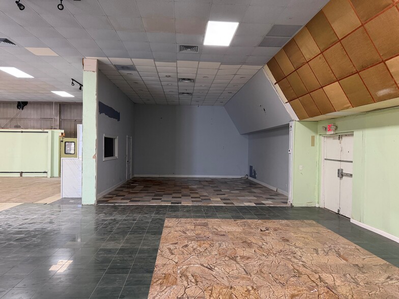 More Photos Of 4200 Tamiami Trl N, Naples Garden Center For Lease