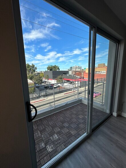 More Photos Of 2332 Cotner Ave, Los Angeles Loft Creative Space For Lease