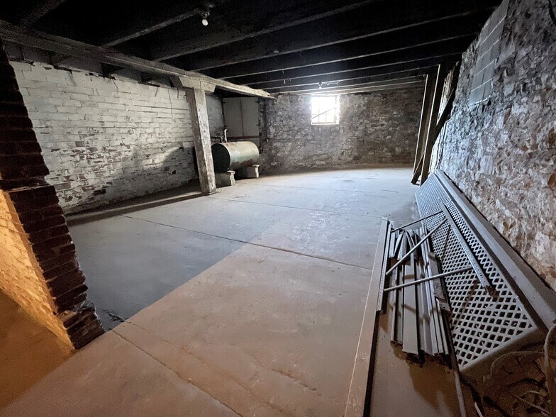 More Photos Of 130 W 3rd St, Waynesboro Light Distribution For Lease