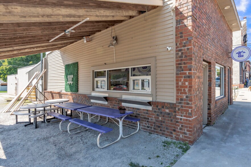 More Photos Of 118 E Main St, Albion Flex For Sale