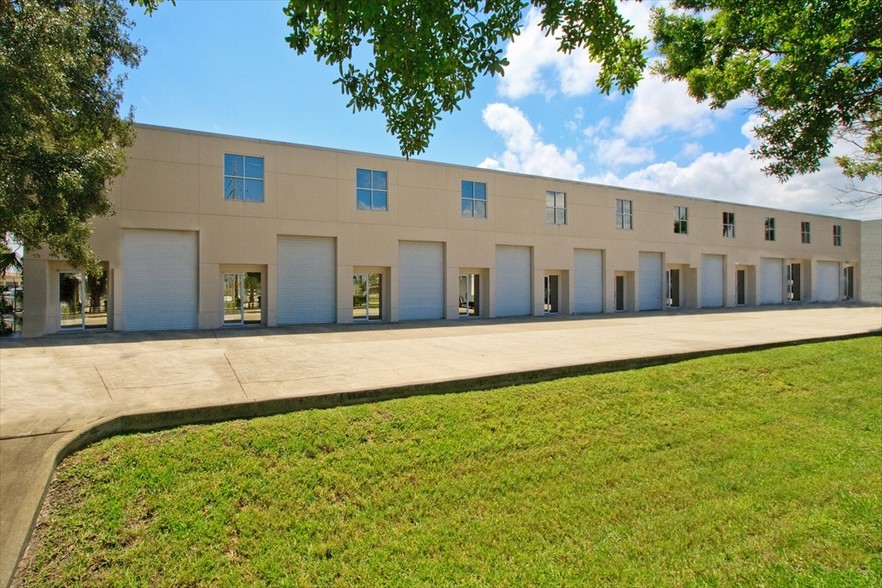 Primary Photo Of 709 Silver Palm Ave, Melbourne Warehouse For Lease