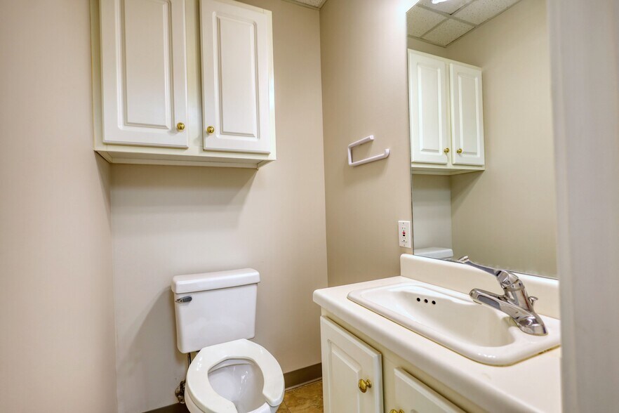 More Photos Of 1229 Royal Dr, Conyers Office For Sale