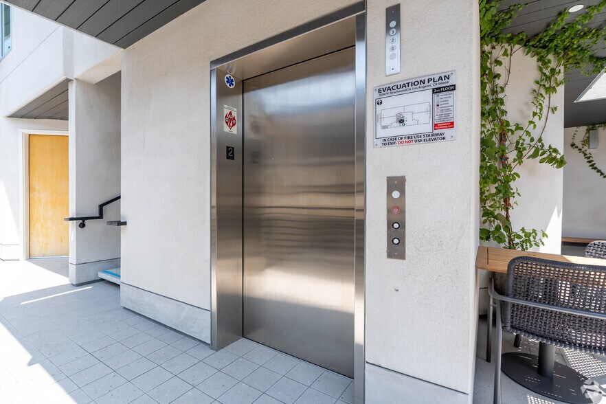 More Photos Of 2000 N Beachwood Dr, Los Angeles Apartments For Sale