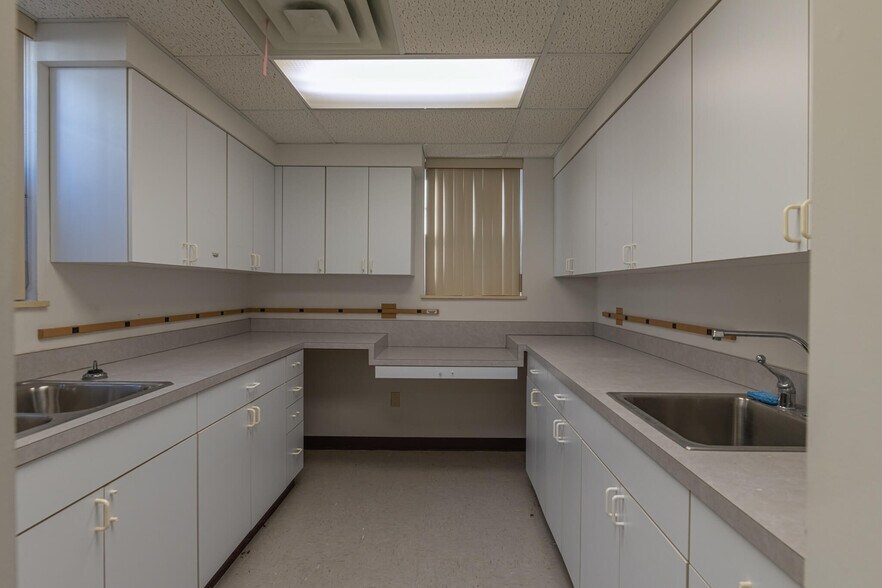 More Photos Of 1130 Vester Ave, Springfield Medical For Lease