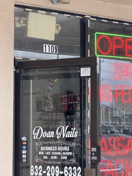 More Photos Of 1101-1149 S Hwy 6, Houston Storefront For Lease