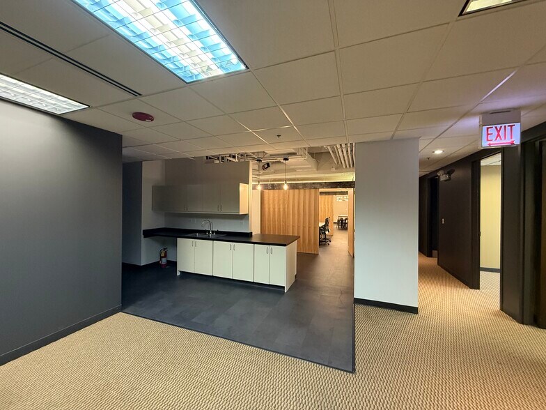 More Photos Of 211 W Wacker Dr, Chicago Office For Sale