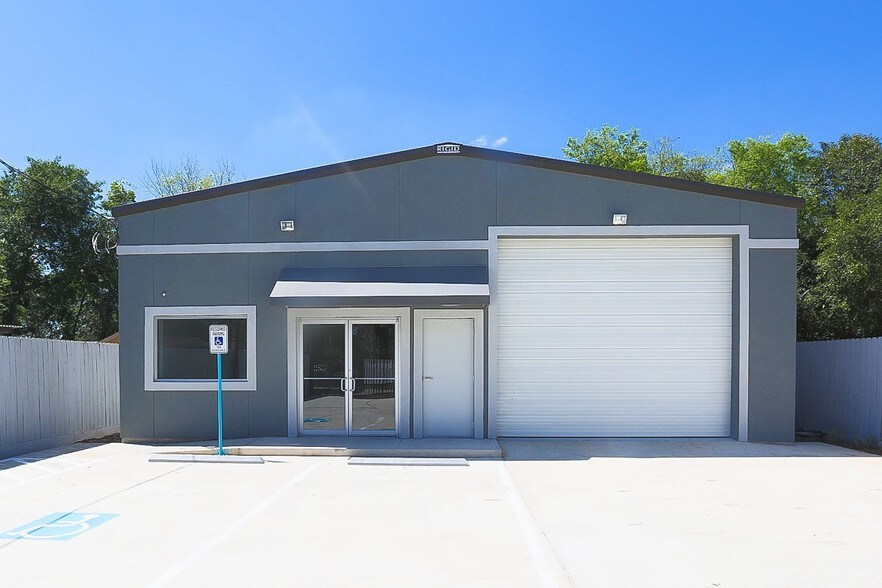 More Photos Of 11214 Craighead Dr, Houston Warehouse For Lease