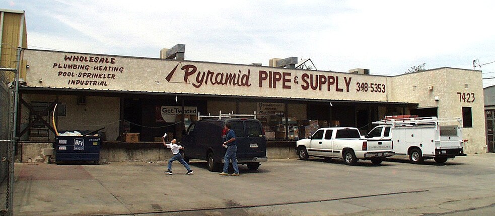 More Photos Of 7423 Deering Ave, Canoga Park Warehouse For Lease