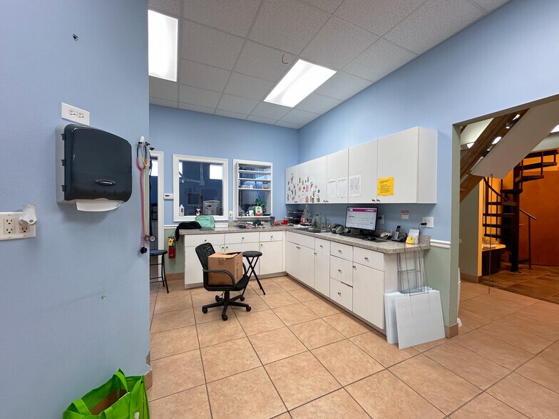 More Photos Of 6580 69th St, Vero Beach Veterinarian Kennel For Sale