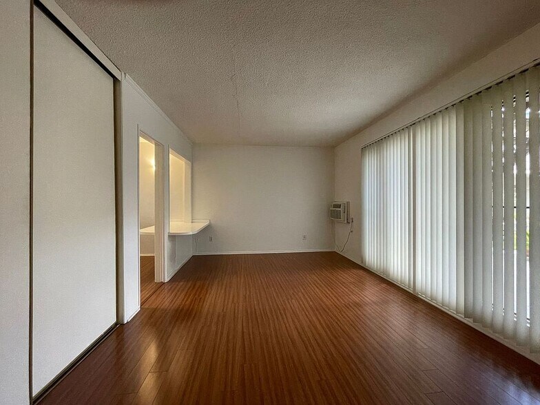 More Photos Of 1152 N Poinsettia Pl, West Hollywood Apartments For Sale