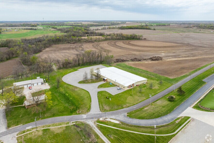 More Photos Of 601 E Marshall St, Sweet Springs Flex For Sale