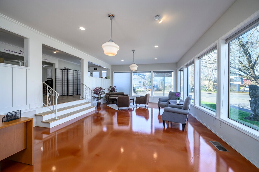 More Photos Of 636 NE Baker St, Mcminnville Freestanding For Sale