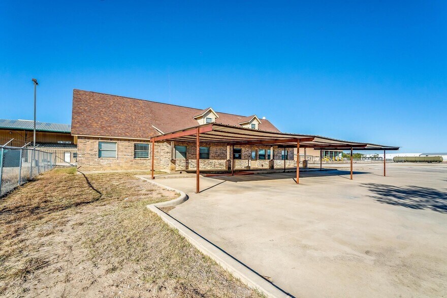 More Photos Of 520 Tradeway Dr, Mineral Wells Warehouse For Sale
