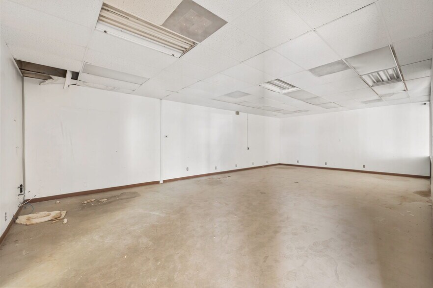 More Photos Of 800 S Vella Rd, Palm Springs Warehouse For Lease