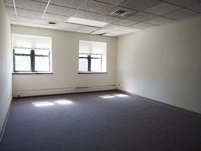 More Photos Of 329-331 S York Rd, Bensenville Daycare Center For Lease