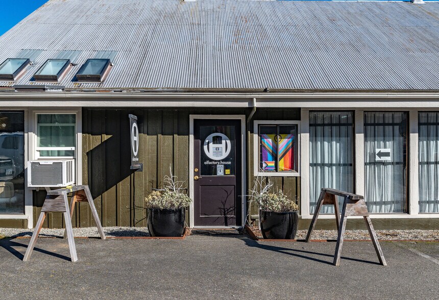 More Photos Of 802 Washington St, Port Townsend General Retail For Sale