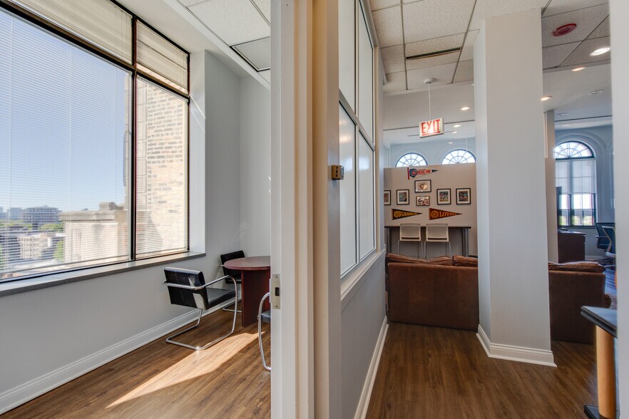 More Photos Of 2551 N Clark St, Chicago Office For Lease