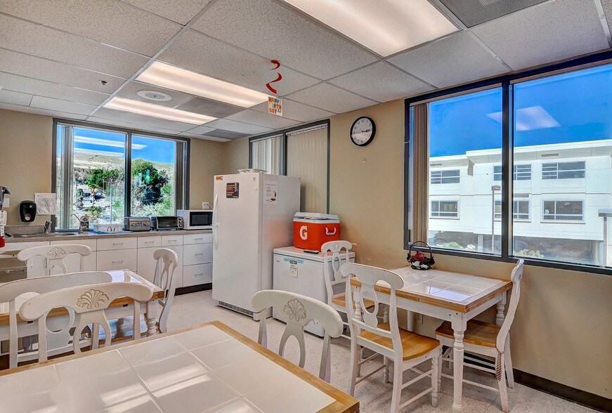 More Photos Of 17909 Soledad Canyon Rd, Santa Clarita Medical For Lease