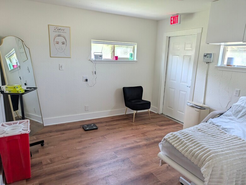 More Photos Of 429 N State Highway 342, Red Oak Office For Sale