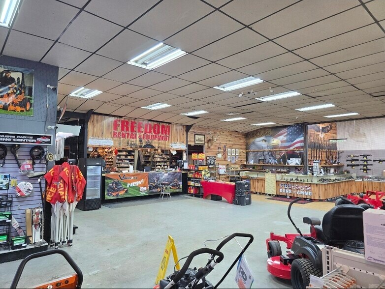 More Photos Of 4433 S Huron Rd, Standish Showroom For Sale