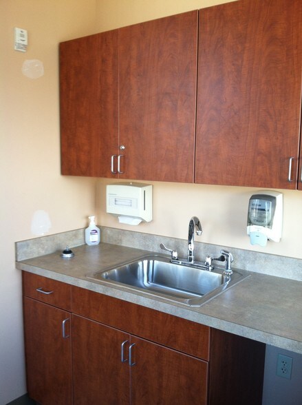 More Photos Of 3550 Main St, Springfield Medical For Lease