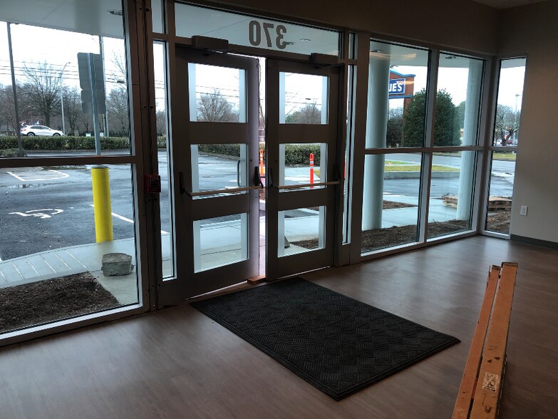 More Photos Of 370 E Main St, Hendersonville General Retail For Sale
