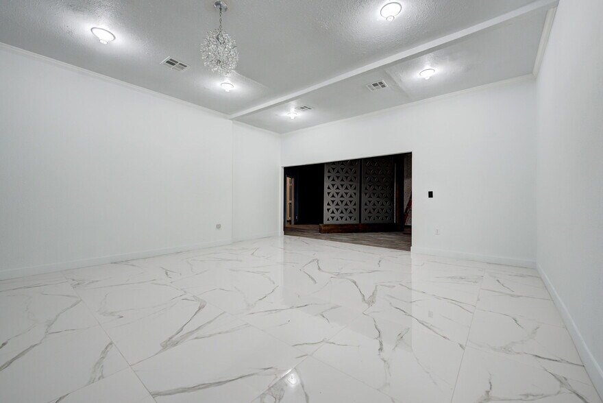 More Photos Of 7917 N May Ave, Oklahoma City Freestanding For Sale