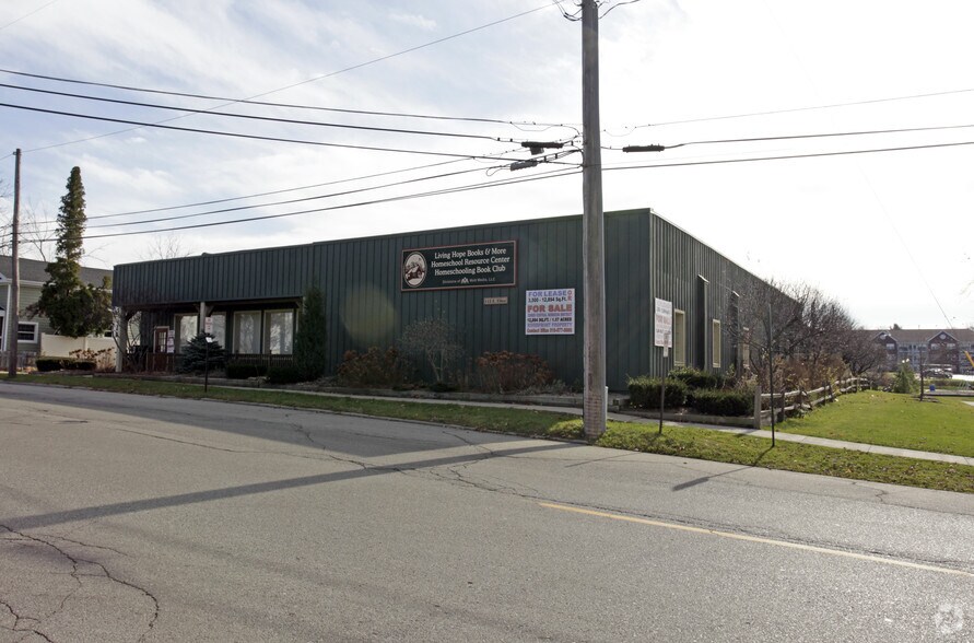 More Photos Of 112 E Ellen St, Fenton Freestanding For Lease