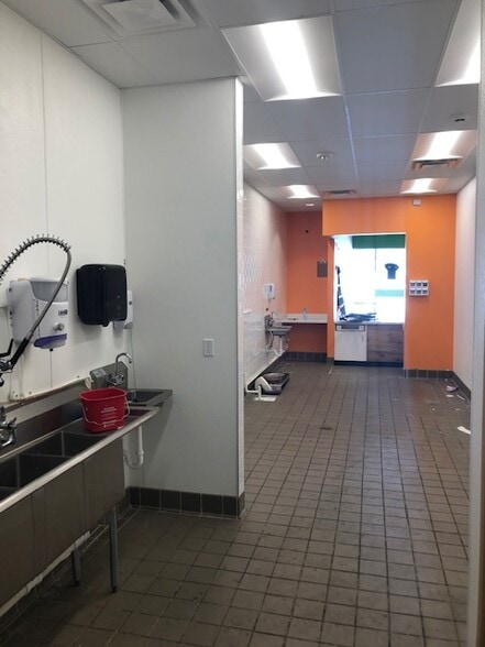 More Photos Of 2005 SE Delaware Ave, Ankeny Storefront For Lease