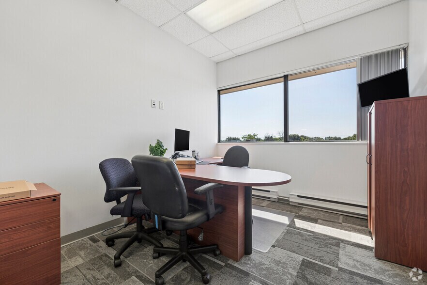 More Photos Of 1400 Av St-Jean-Baptiste, Québec Flex For Lease