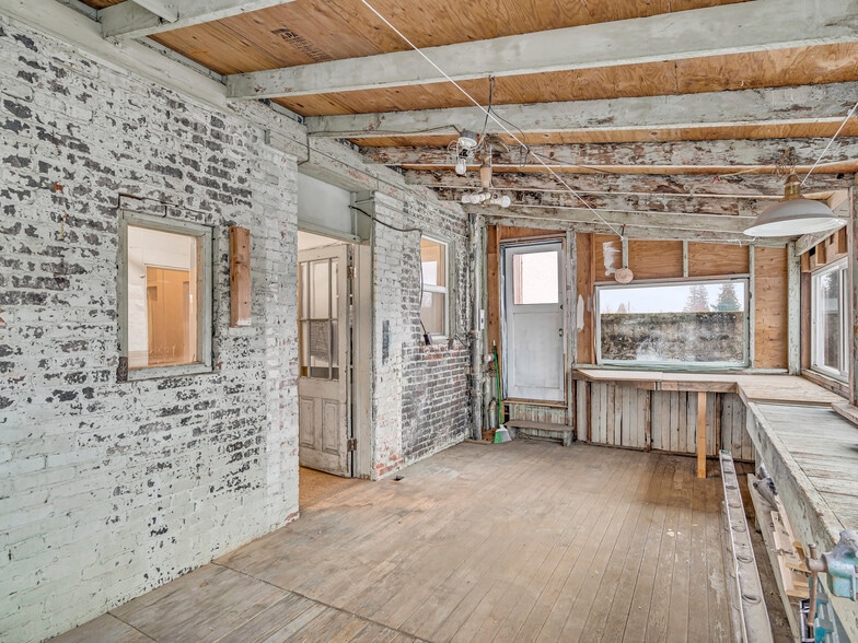 More Photos Of 811 E 1st St, Newberg Storefront Retail Residential For Lease