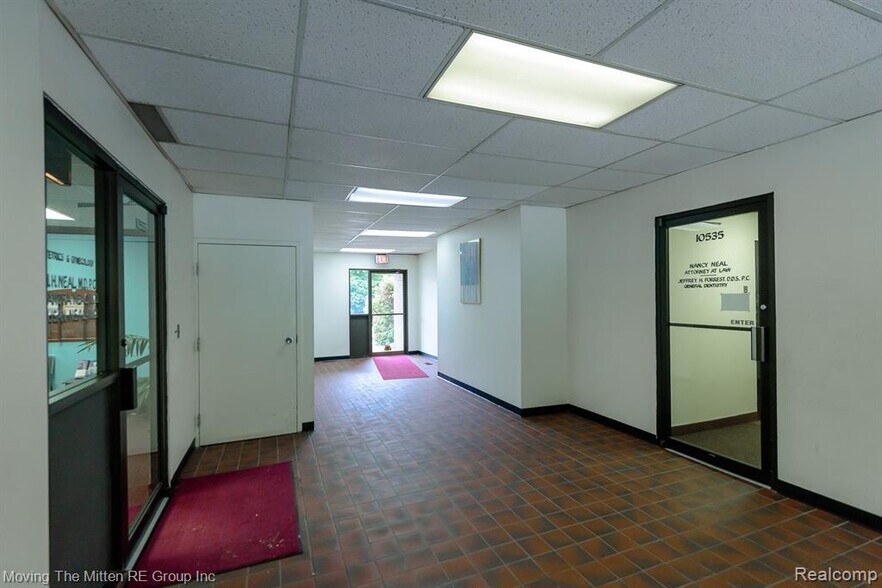 More Photos Of 10533-10535 Farmington Rd, Livonia Medical For Lease