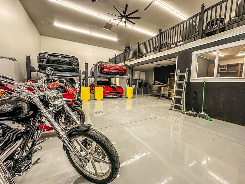 More Photos Of 1409 Lockheed Dr, Bismarck Warehouse For Sale