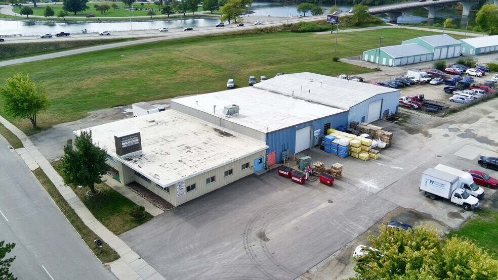More Photos Of 821 N Parker Dr, Janesville Manufacturing For Lease