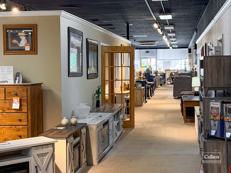 More Photos Of 533 Depot St, Latrobe Showroom For Lease
