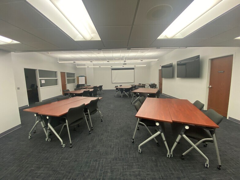 More Photos Of 6838 E State St, Rockford Office For Lease