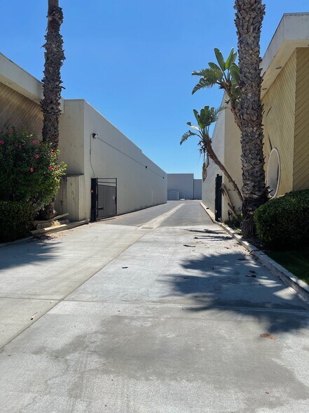 More Photos Of 19410-19420 Business Center Dr, Northridge Warehouse For Lease