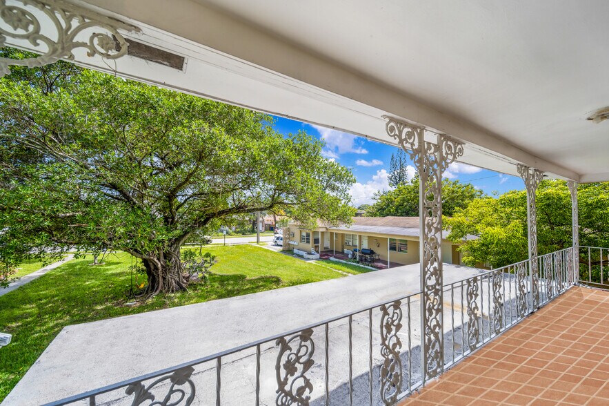 More Photos Of 1943-1947 Buchanan St, Hollywood Apartments For Sale
